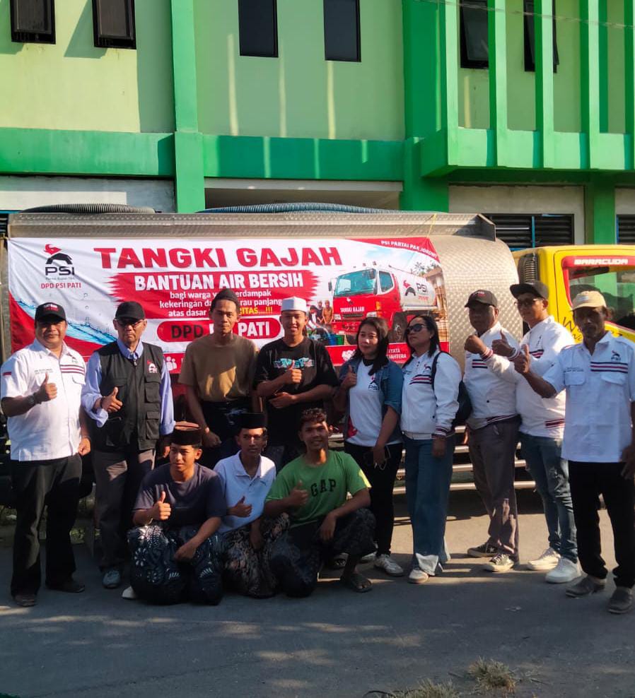 Wujud Aksi Kemanusiaan, Ketua DPC PSI Kayen Serahkan Bantuan Air ke Pesantren Terdampak Kemarau