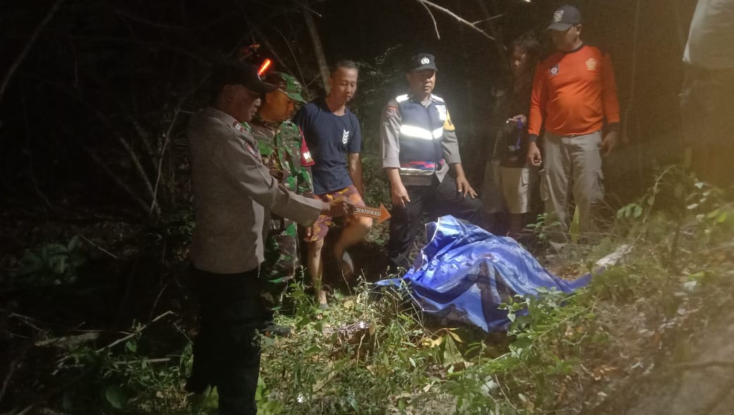 POLSEK SUKOLILO BERSAMA WARGA DAN PIHAK MEDIS, EVAKUASI KORBAN JATUH DI TEBING WISATA TADAH HUJAN