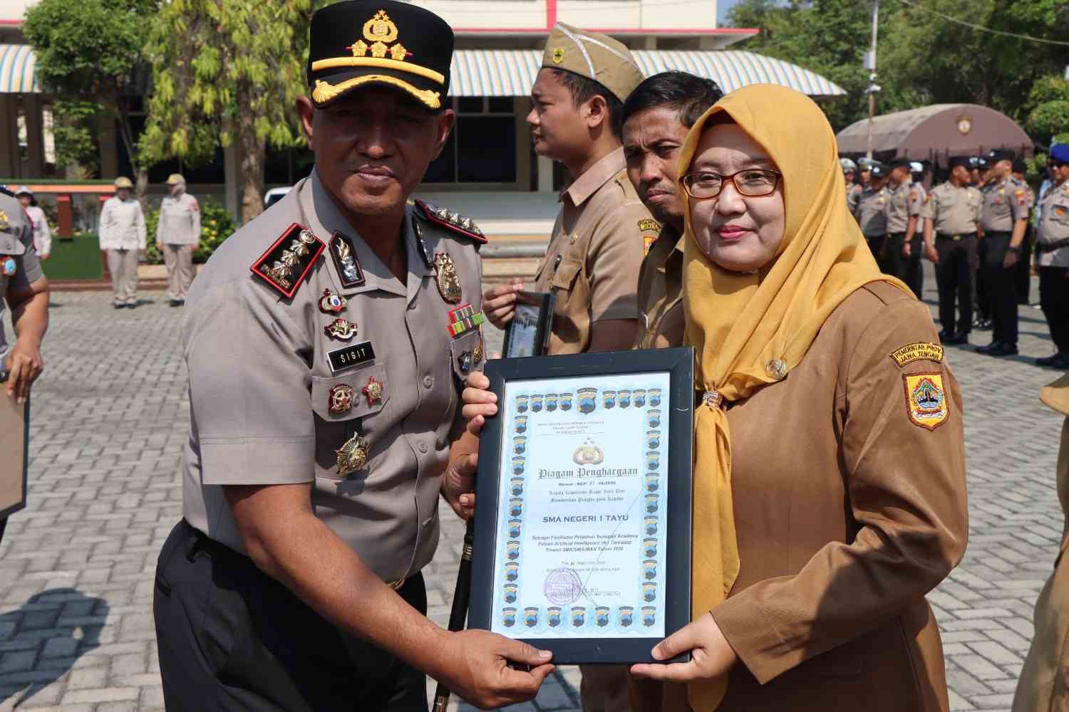 Polresta Pati Berikan Penghargaan Kepada 10 Sekolah Mitra Senopati Academy Paham AI Tahun 2026